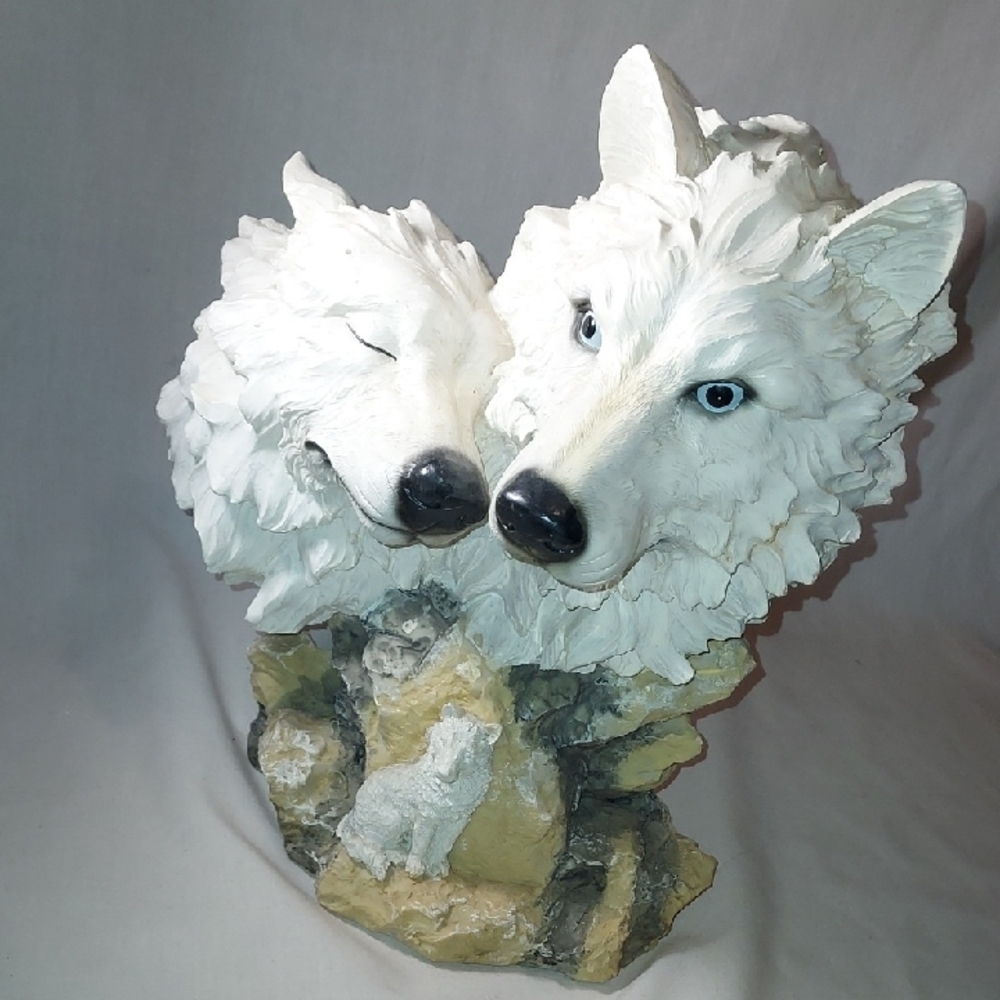 Wolf Statute Three White Albino Wolves 3-D Effect Beautiful Piece